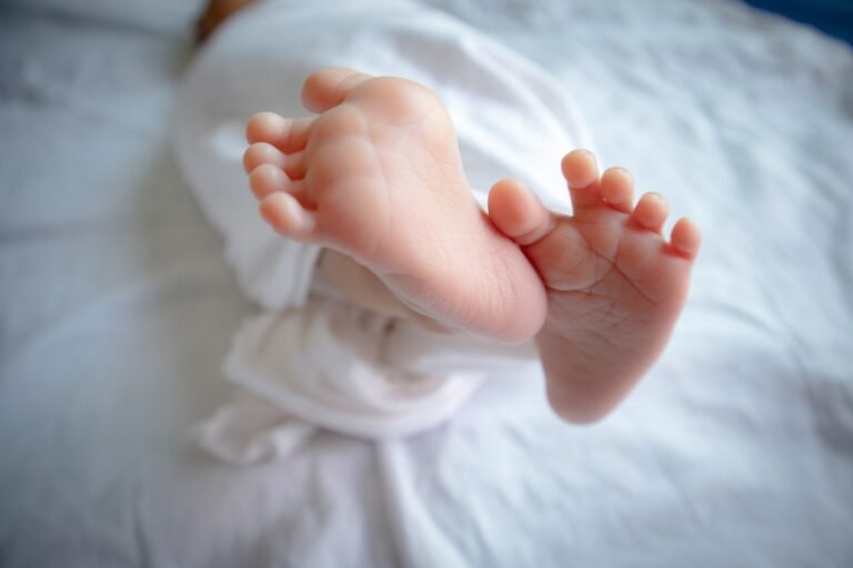 baby, feet, bare-4669858.jpg